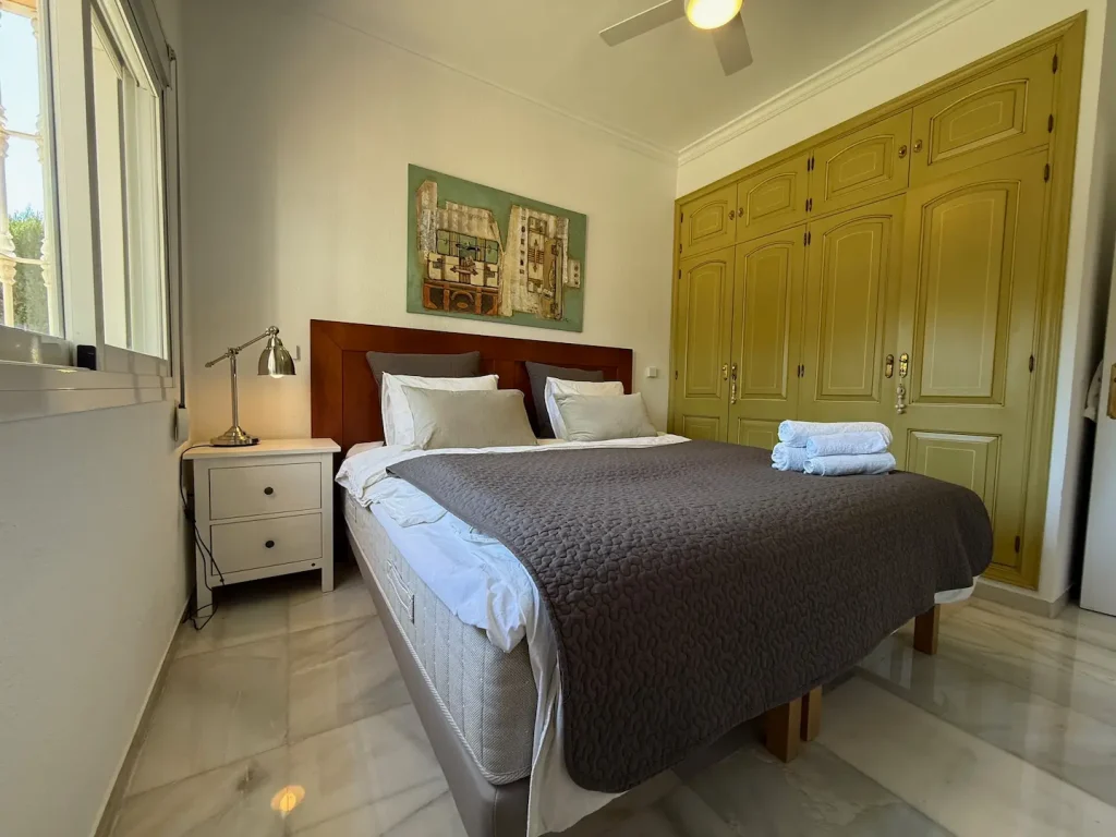 2nd bed with queen size bed