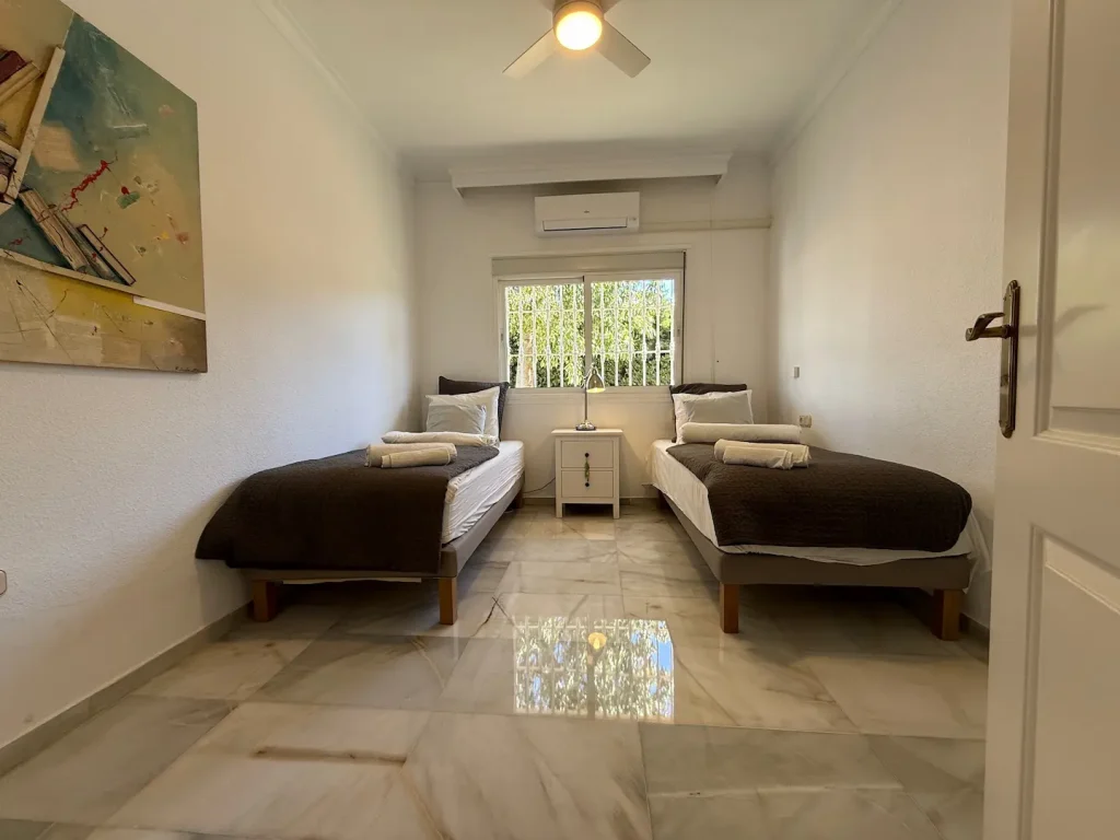 3rd bedroom with 2 single beds
